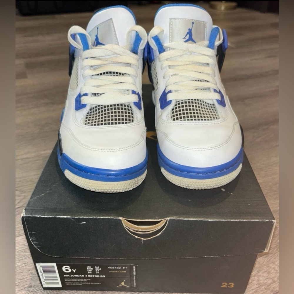 Air Jordan 4 Retro
White-Game Royal- Black
Size 6 Kid
Size 7.5 Women
Size 6 Men